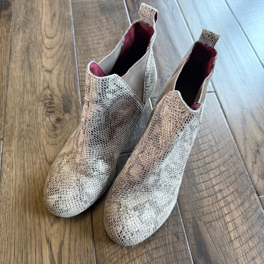 TOMS Lomas Grey Metallic Snakeskin Embossed Wedge Ankle Booties Womens 8